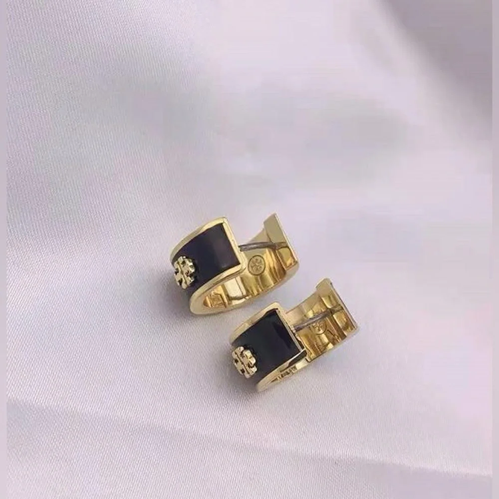 Tory Burch Hoop KIRA HUGGIE EARRINGS black and gold - Picture 8 of 11